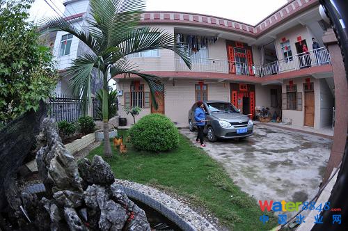 在廣西玉林市玉東新區(qū)茂林鎮(zhèn)金谷村,一戶村民在自家院子里種上了草坪。村里環(huán)境改善了,也調(diào)動了村民美化環(huán)境的積極性。(新華社記者 周華 攝)