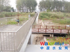 魚嘴濕地公園污水直排長江?環(huán)保部門:泵站放水沖污泥