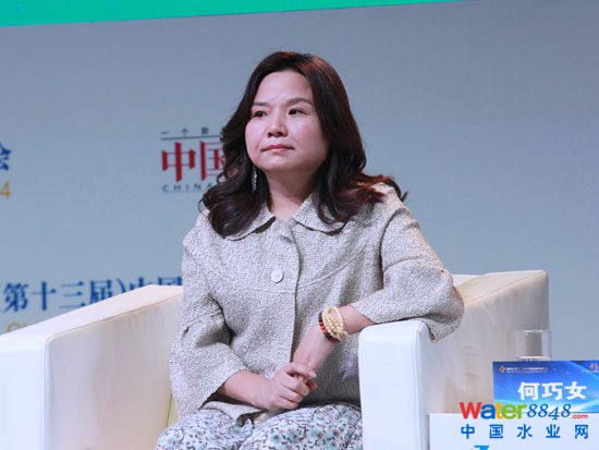 由《中國企業(yè)家》雜志社主辦的“2014(第十三屆)中國企業(yè)領(lǐng)袖年會”于12月12日-14日在北京舉行。上圖為北京東方園林董事長何巧女。(圖片來源:新浪財經(jīng) 梁斌 攝)