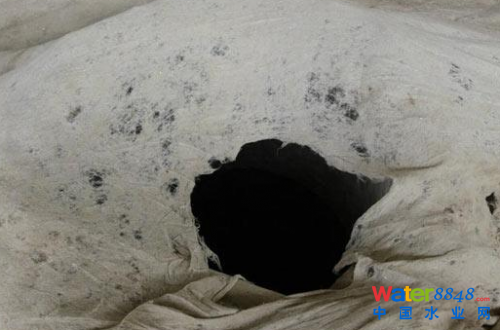 鄭州男童墜入無(wú)蓋窨井42小時(shí) 尸體在污水處理廠找到