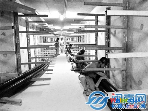 集美大道地下綜合管廊,電力工人正在加固電纜