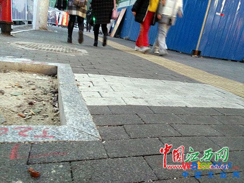 中山路人行道鋪設的地磚