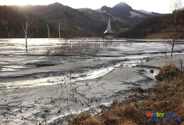 羅馬尼亞鬼鎮(zhèn):污泥淤積陰森恐怖