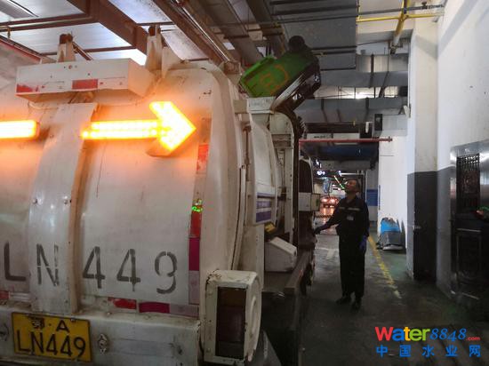 ▲ 分離后的固體餐廚廢棄物正在裝車